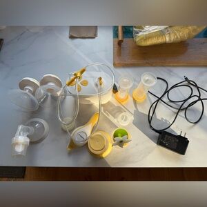 Medela Yellow and White Breast Pump Kit